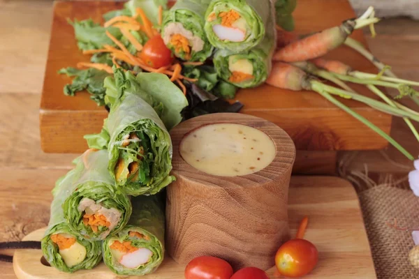 Salát roll zelenina s zálivka vynikající. — Stock fotografie