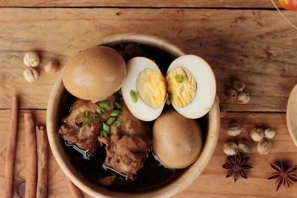 Ovos cozidos com frango comida chinesa deliciosa — Fotografia de Stock