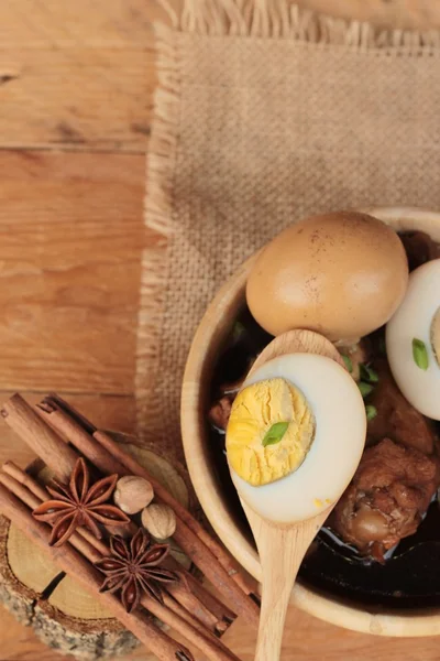 Ovos cozidos com frango comida chinesa deliciosa — Fotografia de Stock