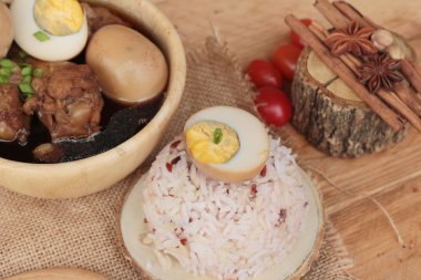 Tavuk Çin yemeği lezzetli haşlanmış yumurta