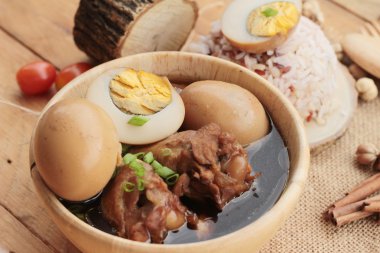 Tavuk Çin yemeği lezzetli haşlanmış yumurta