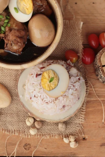 Tavuk Çin yemeği lezzetli haşlanmış yumurta — Stok fotoğraf