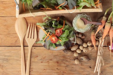 Sebze salatası salata sosu ile lezzetlidir