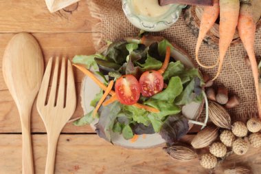 Sebze salatası salata sosu ile lezzetlidir