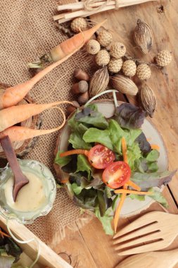 Sebze salatası salata sosu ile lezzetlidir