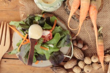 Sebze salatası salata sosu ile lezzetlidir