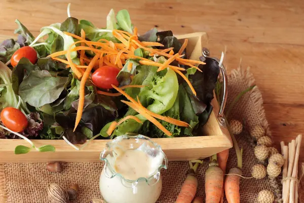 Gemüsesalat mit Salatdressing ist köstlich — Stockfoto