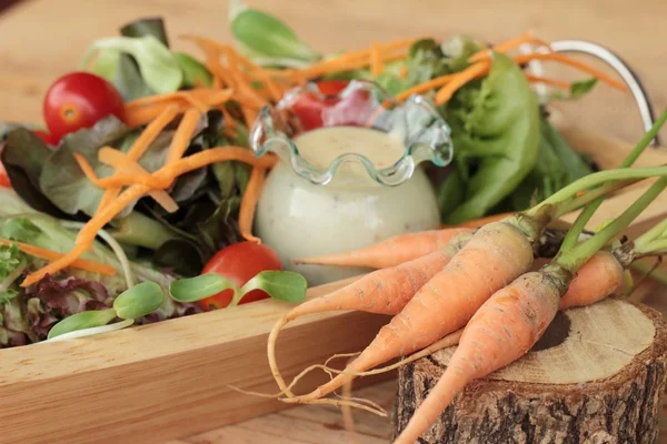 Sałatka z warzyw z sos sałatkowy jest pyszne — Zdjęcie stockowe