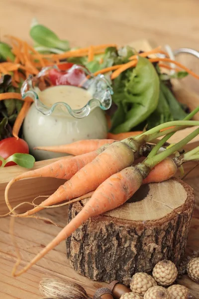 Zeleninový salát s dresinkem salát je vynikající — Stock fotografie