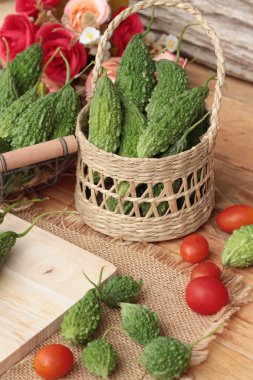 Acı kavun ve dilimlenmiş üzerinde ahşap arka plan