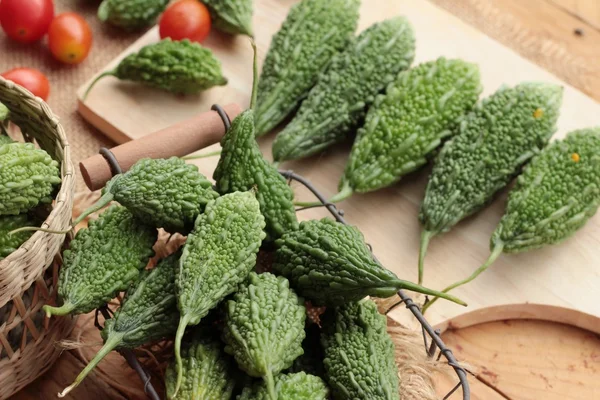 Melón amargo y rebanado sobre fondo de madera — Foto de Stock