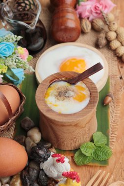 Onsen yumurta veya rafadan yumurta lezzetlidir