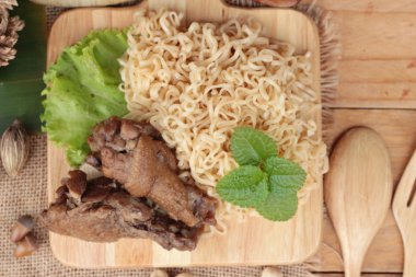 Tavuk Makarna sos domates ile lezzetlidir