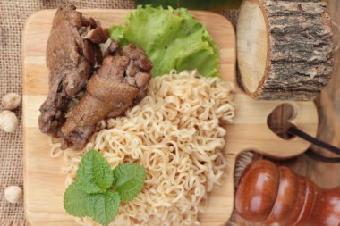 Tavuk Makarna sos domates ile lezzetlidir