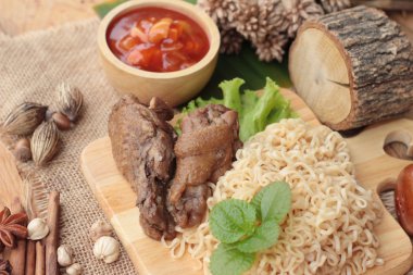 Tavuk Makarna sos domates ile lezzetlidir