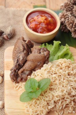 Tavuk Makarna sos domates ile lezzetlidir