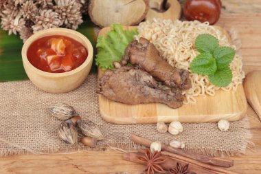 Tavuk Makarna sos domates ile lezzetlidir