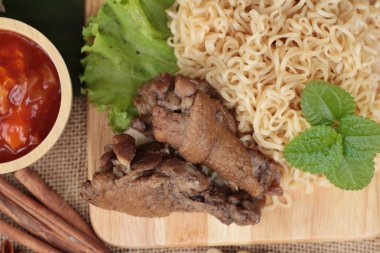 Tavuk Makarna sos domates ile lezzetlidir