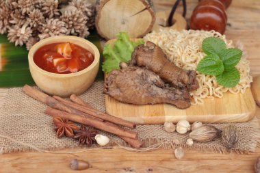 Tavuk Makarna sos domates ile lezzetlidir