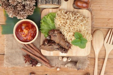 Tavuk Makarna sos domates ile lezzetlidir