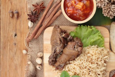 Tavuk Makarna sos domates ile lezzetlidir