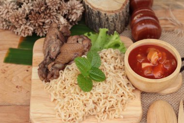 Tavuk Makarna sos domates ile lezzetlidir