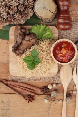 Tavuk Makarna sos domates ile lezzetlidir