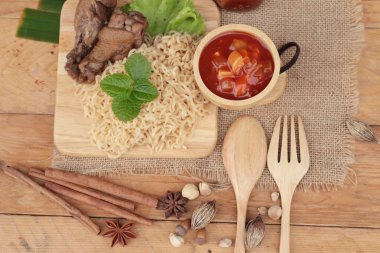 Tavuk Makarna sos domates ile lezzetlidir