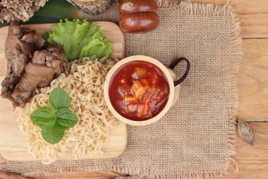 Tavuk Makarna sos domates ile lezzetlidir