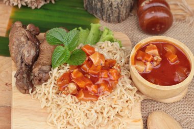 Tavuk Makarna sos domates ile lezzetlidir