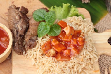 Tavuk Makarna sos domates ile lezzetlidir