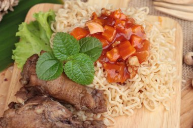 Tavuk Makarna sos domates ile lezzetlidir