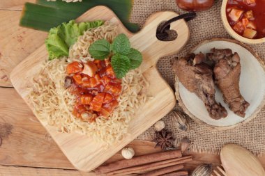 Tavuk Makarna sos domates ile lezzetlidir