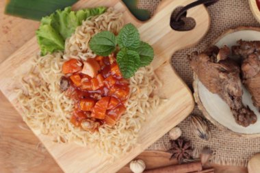 Tavuk Makarna sos domates ile lezzetlidir