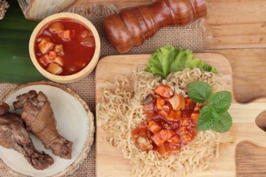 Tavuk Makarna sos domates ile lezzetlidir