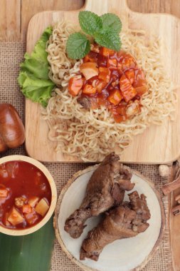 Tavuk Makarna sos domates ile lezzetlidir