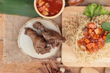 Tavuk Makarna sos domates ile lezzetlidir