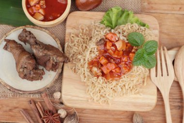 Tavuk Makarna sos domates ile lezzetlidir