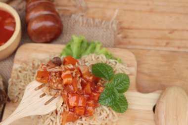 Tavuk Makarna sos domates ile lezzetlidir