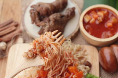 Tavuk Makarna sos domates ile lezzetlidir