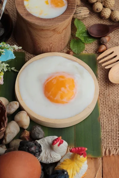 Яйцо Онсена или яйцо мягкого варения очень вкусно. — стоковое фото