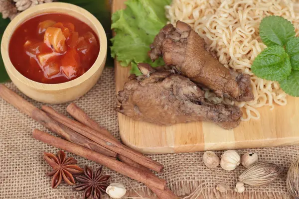 Tavuk Makarna sos domates ile lezzetlidir