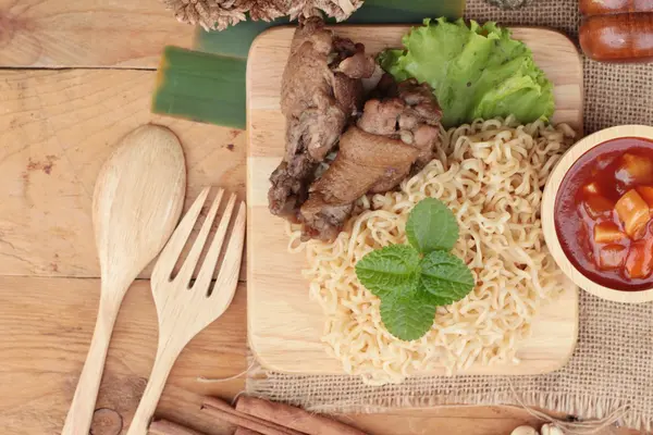 Fideos de pollo con salsa de tomate es delicioso — Foto de Stock