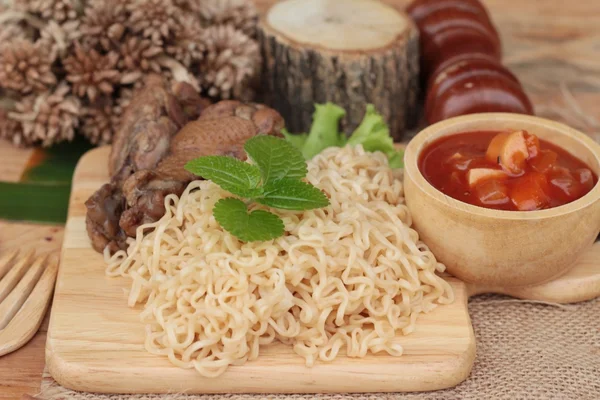 Macarrão de frango com molho de tomate é delicioso — Fotografia de Stock