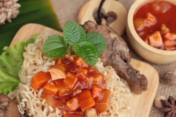 Fideos de pollo con salsa de tomate es delicioso — Foto de Stock