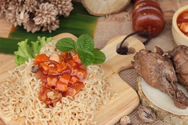 Fideos de pollo con salsa de tomate es delicioso — Foto de Stock