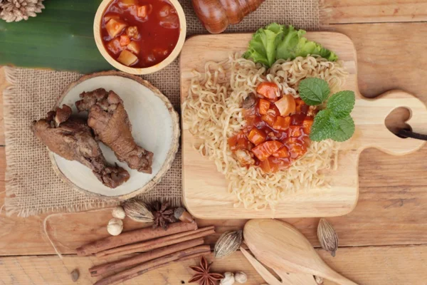 Fideos de pollo con salsa de tomate es delicioso — Foto de Stock