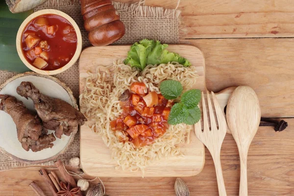 Fideos de pollo con salsa de tomate es delicioso — Foto de Stock