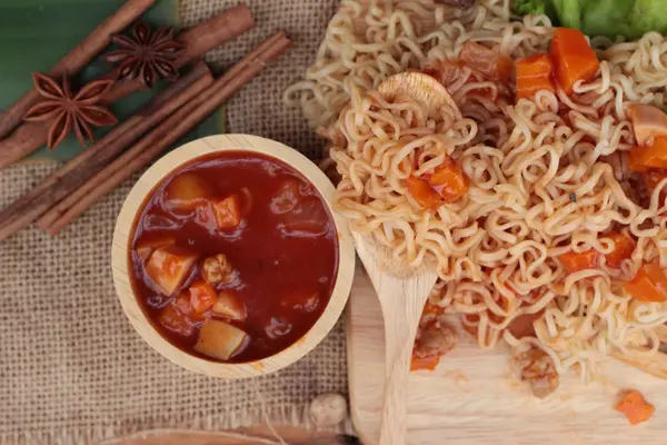 Tavuk Makarna sos domates ile lezzetlidir — Stok fotoğraf