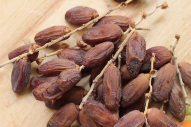 Kurutulmuş hurma ahşap arka plan üzerinde lezzetli